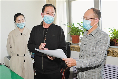 <p>　　黄建忠（中）与同事一起汇总征集上来的科技服务需求。</p>