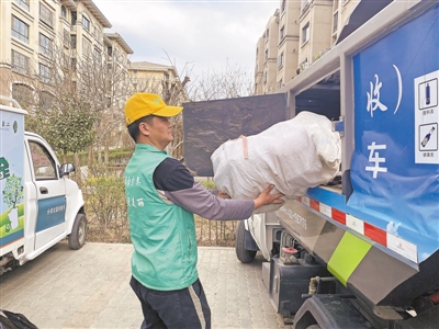 <p>　　收好的垃圾装上车。</p>