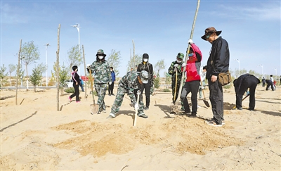 <p>　　4月8日，银川市兴庆区开展义务植树活动，各机关单位、乡镇街道共计1000余人参加活动，携手为兴庆再添新绿。此次植树地点位于月牙湖乡通航产业园东侧、北侧两片，面积共500亩。　　	　　　　				　本报记者　乔素华　摄</p>