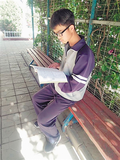 <p>　　受资助的扁担沟中心学校学生李武认真学习。</p>