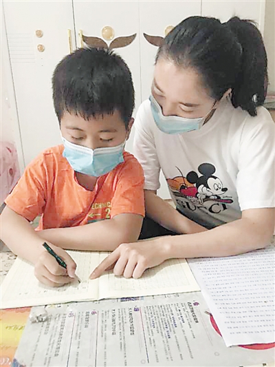 <p>　　利通区第十一小学老师杨倩为学生送教上门。</p>