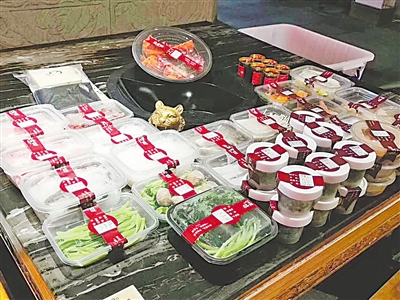 <p>　　卫生包装、贴上封条，一顿丰盛的火锅食材外卖就可以“走起了”。</p>