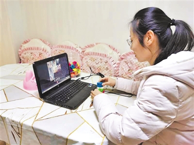 <p>　　康复中心教师在家开展线上康复训练课程。　（图片由受访者提供）</p>