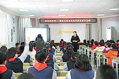 <p>　　银川市兴庆区人民法院法官陈柯为银川市第六小学小学生讲法治课。　（资料图片）</p>