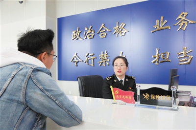 <p>　　银川海关工作人员为企业办理关税减免业务。　（资料图片）　　</p>