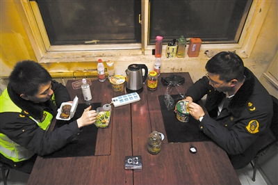<p>　　春节期间，银川火车站周边的饭店歇业，2月11日晚，稽查队员们只能依靠备用的盒饭和方便面饱腹。</p>