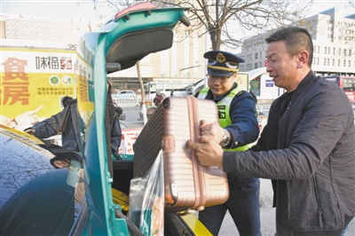 <p>　　稽查队员协助旅客装运行李，助其快速有序乘车。</p>