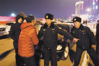 <p>　　12日凌晨零时10分，涉嫌酒驾的肇事司机向稽查队员求情，被严词拒绝。</p>