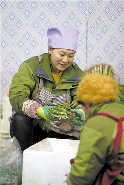 <p>　　马文梅与同事认真分拣即将配送的蔬菜。</p>