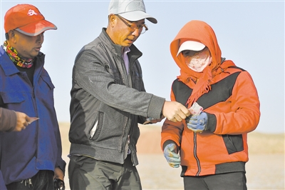 <p>　　每天劳作结束后，李奇玲会及时把工钱结算给村民，从不拖欠。</p>