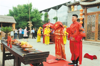 <p>　　一场原汁原味的中式婚礼秀再现传统民俗文化。</p>