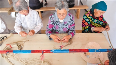 <p>　　听说麻编能赚钱，外村人也前来学艺。</p>