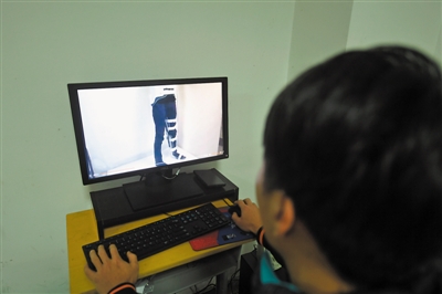 <p>　　杨开利用休息时间在电脑上学习矫形器制作技术。</p>