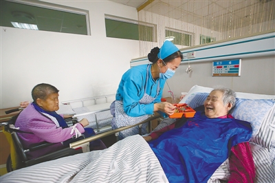 <p>　　悉心照料，胜似亲人。</p>