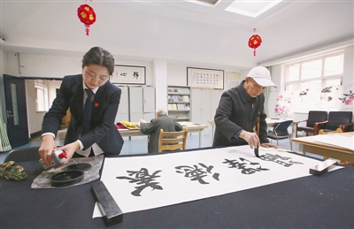 <p>　　宽敞明亮的书画室里，老人们情寄翰墨。</p>