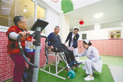 <p>　　医护人员指导老人正确使用康复器材。</p>