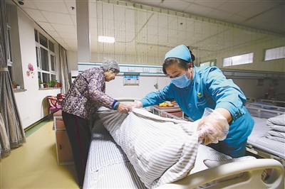 <p>　　一大清早，护理员开始收拾房间，迎来一天中最繁忙的时刻。</p>
