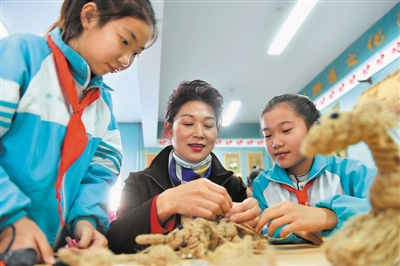 <p>　　吴忠市利通区第十一小学麻编绒绣版画手工坊里师生共同进行创作，麻编绒绣版画项目是宁夏非遗项目。</p>