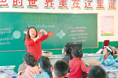 <p>　　剪纸是利通区各小学的常设特色课，培养了一批批剪纸小能手，师生们的作品在各级各类书画展比赛中频频获奖。</p>