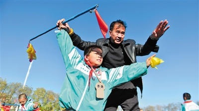 <p>　　非遗杨氏拳传承人杨文玺免费对小学生进行培训。</p>