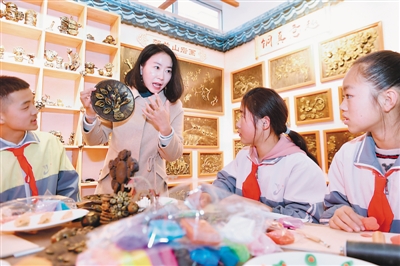 <p>　　金银滩中心学校仿铜画艺术工作坊，学生们用橡皮泥等美术用品及工具进行捏制、雕刻、涂色，体验仿铜画制作技巧。</p>