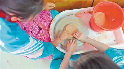 <p>　　第九小学陶艺课陶艺课上学生们分组制作手工作品，揉泥做坯，拉坯成型，非常开心。</p>