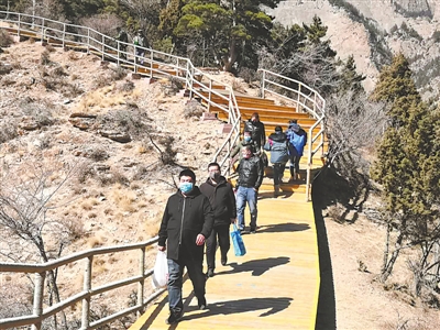 <p>　　景区开放后，吸引了不少游客上山透气。　　　本报记者　张唯　摄</p>