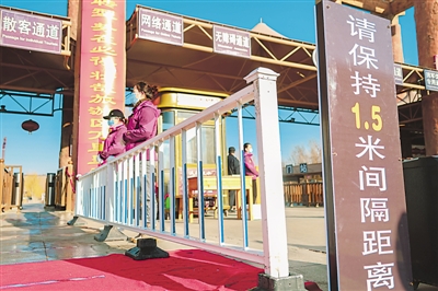 <p>　　设立引导牌提醒游客保持距离。</p>