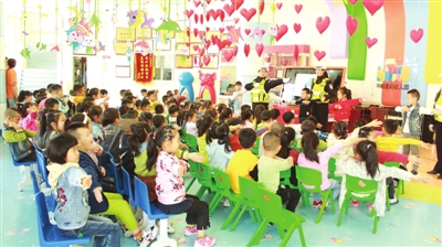 <p>　　兴庆区交巡警一大队宣传民警带领孩子们学习交通手势指挥操。</p>