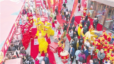 <p>　　10月1日，“双节”来临，银川到处洋溢着喜庆的气氛。一大早，兴庆区鼓楼步行街就热闹非凡。一支从贺兰县赶来的舞狮队的精彩表演，将欢乐的气氛推向高潮。</p><p>　　本报记者　钱建忠　摄　</p>