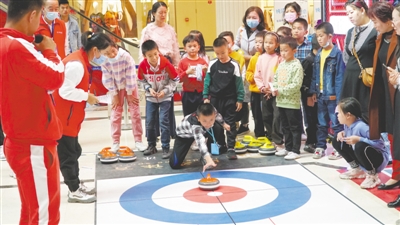 <p>　　10月1日，“双节”长假第一天，银川市金凤区2020年“礼赞华诞·燃情中秋”秋季冰雪运动嘉年华首场活动拉开帷幕。</p><p>　　本报记者　王刚　摄　</p>