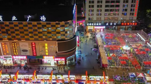 宁夏“平罗八点半”点燃夏日烟火气