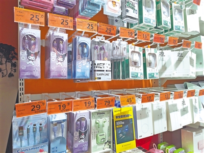 商店内种类繁多的手机充电产品