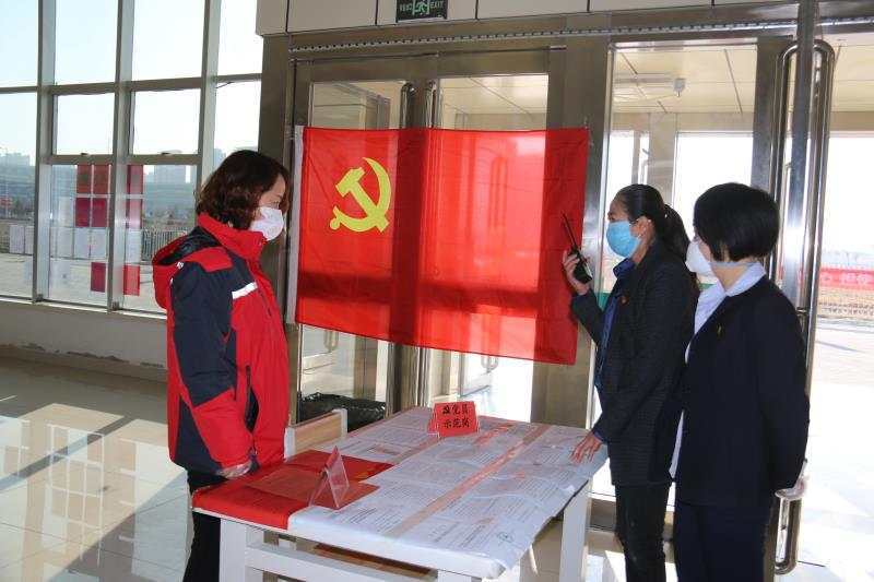 三等奖：党徽闪亮在防控“疫”线.jpg