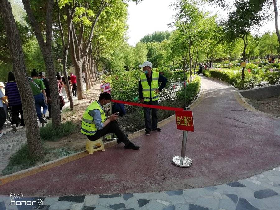 三等奖：牡丹园中防疫值班的城市卫士.jpg
