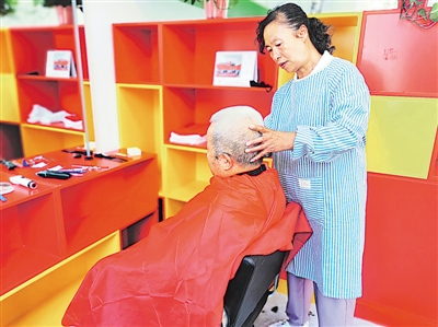 <p>  银凤小区居民在邻里驿站理发。</p>