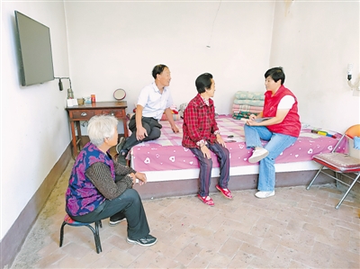 <p>  村干部(右一)走村入户了解民意。</p>