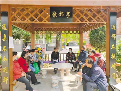 <p>  居民们在议事亭议事。</p>