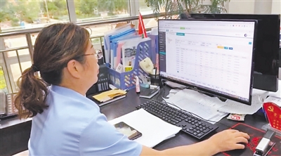 <p>  社区工作人员线上督导群众急事难事解决进度。</p>