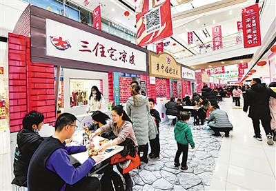 <p>　　人民生活质量不断提高，地方特色美食带动了当地美食文化的发展。本报记者　马楠　摄</p>