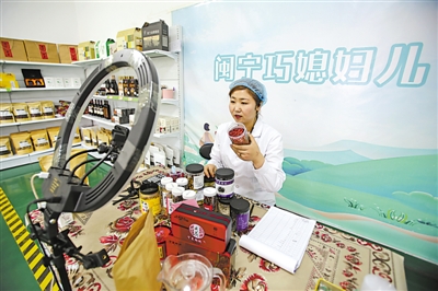 <p>　　8月2日，永宁县闽宁镇禾美电商扶贫车间，工人正在对农副产品进行包装销售。闽宁禾美电商扶贫车间目前已培育出“闽宁禾美”区域公共品牌和“闽宁巧媳妇”直播带货团队，直接带动建档立卡户就业44人，预计全年销售额将达到1000万元。			　本报记者　党硕　摄</p>