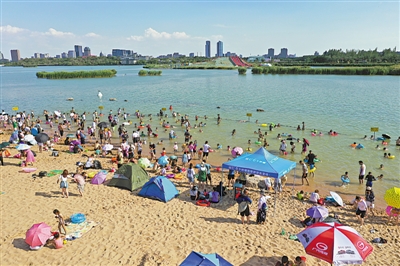 <p>　　城乡居民收入的提升，让假日生活丰富多彩。（拍摄于7月10日）		　　　　　　本报记者　李涛　摄</p>
