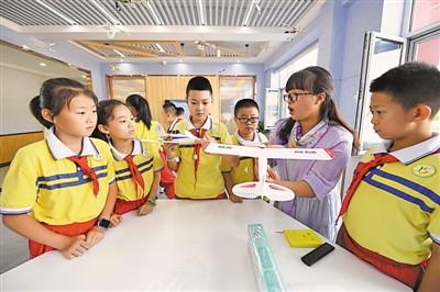 <p>　　石嘴山市第十五小学的科学老师程丽鹏在新开设的纸飞机创客课程里，为学生们讲解空气动力学原理，小小飞机实现了孩子们飞向蓝天的梦想。					本报记者　王洋　摄</p>