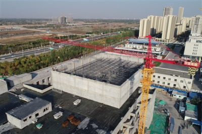 10月17日，俯瞰在建的银川职工文化体育中心，主体结构已经完工。该项目建设内容包括综合球馆、健身房、多功能培训室及室外配套附属设施工程等，项目建成后，可为职工和社会群体提供多种形式的文化体育消费内容。本报记者 季正 摄
