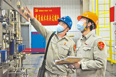 <p>　　宁夏煤业煤制油分公司党员巡查合成油机组厂房。（图片由受访单位提供）</p>