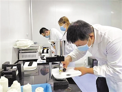 <p>　　在大华（银川）医疗科技有限公司，技术人员正在进行试验。　（图片由受访者提供）</p>