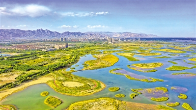 <p>　　山水交融石嘴山，青山含黛半城湖。</p>