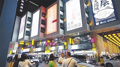 <p>　　繁荣发展的服务业。</p>