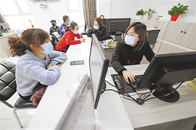 <p>　　近日，石嘴山市大武口区青山街道办事处汉唐社区人社服务事项“就近办”服务点，工作人员为居民办理业务。　　　　　　　　　　　　　　　　　　　　　　　　　　　　　　　　　　　　　　　　　　　本报记者　马楠　摄</p>