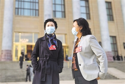 <p>　　全国政协委员戴秀英（左）、赵庆丰讨论发言材料。</p><p>　　本报通讯员　邵剑　摄</p>